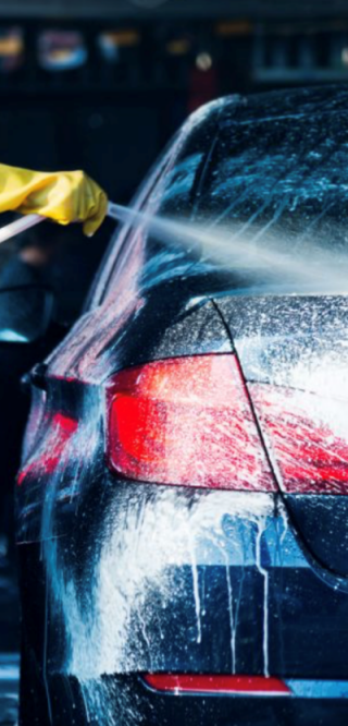 Jak najlepiej umyć auto: samodzielnie czy w myjni?